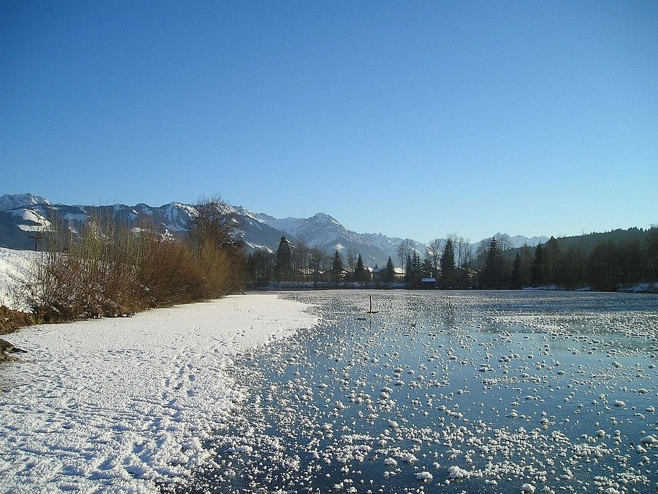 Pescadores em um lago de montanha com vista para as colinas